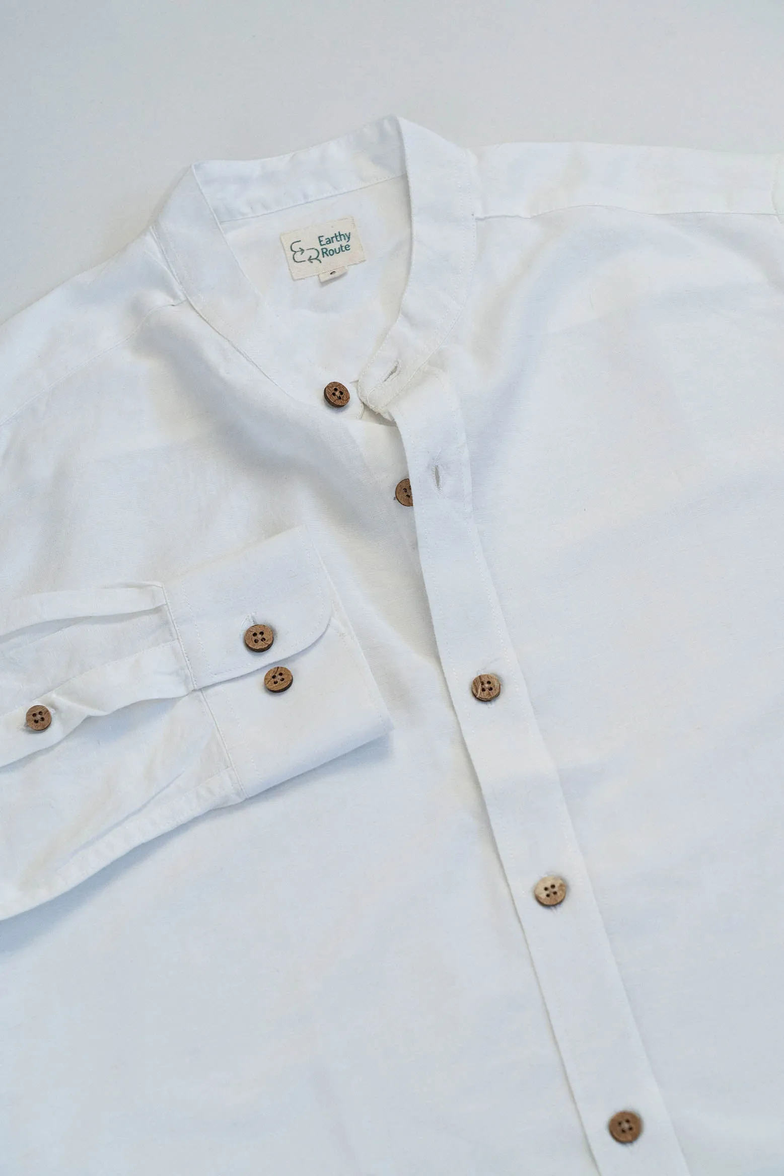 Earthy Route Snow white · mandarin collar shirt